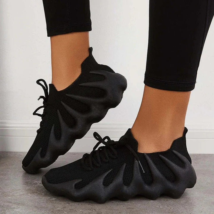 Scarpe da ginnastica da donna con materiale a rete, suola ammortizzata e sistema di allacciatura leggero: una combinazione di comfort e stile.