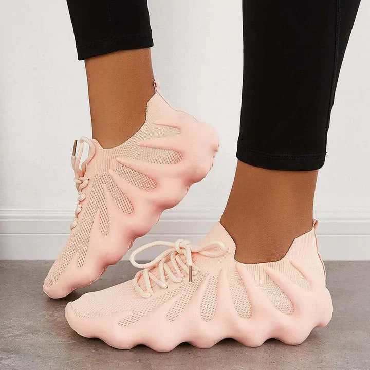 Scarpe da ginnastica da donna con materiale a rete, suola ammortizzata e sistema di allacciatura leggero: una combinazione di comfort e stile.