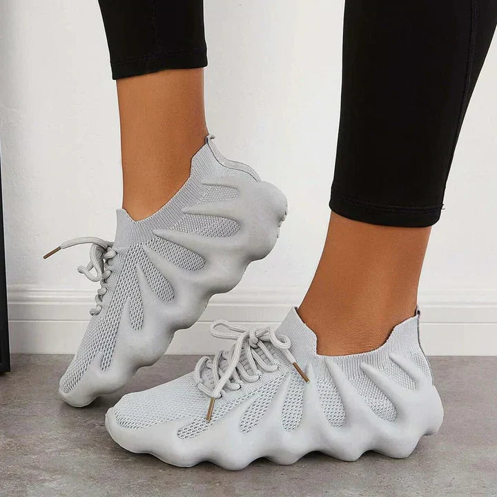 Scarpe da ginnastica da donna con materiale a rete, suola ammortizzata e sistema di allacciatura leggero: una combinazione di comfort e stile.
