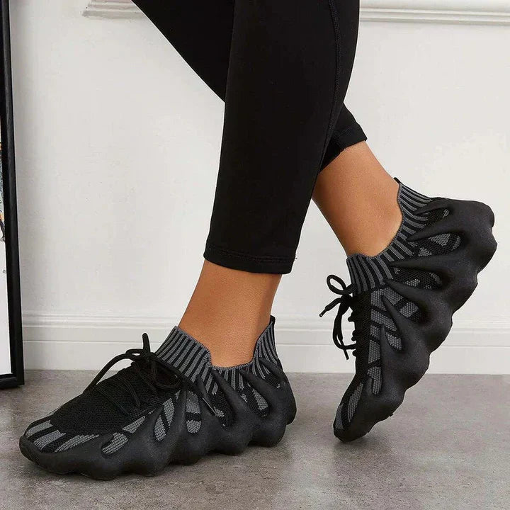Scarpe da ginnastica da donna con materiale a rete, suola ammortizzata e sistema di allacciatura leggero: una combinazione di comfort e stile.