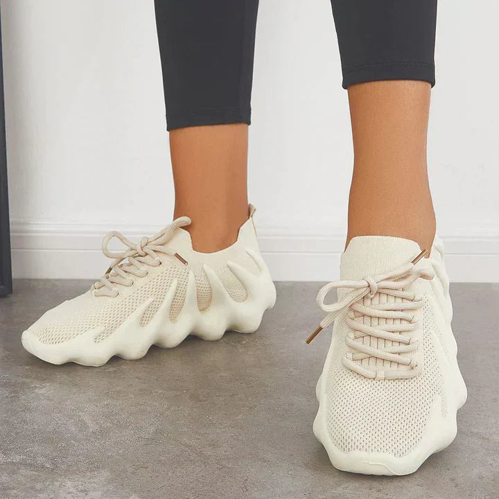 Scarpe da ginnastica da donna con materiale a rete, suola ammortizzata e sistema di allacciatura leggero: una combinazione di comfort e stile.