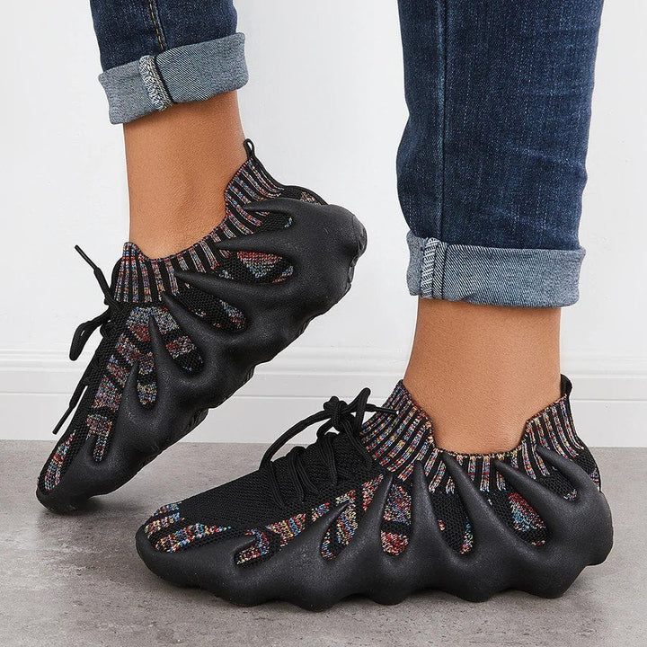 Scarpe da ginnastica da donna con materiale a rete, suola ammortizzata e sistema di allacciatura leggero: una combinazione di comfort e stile.