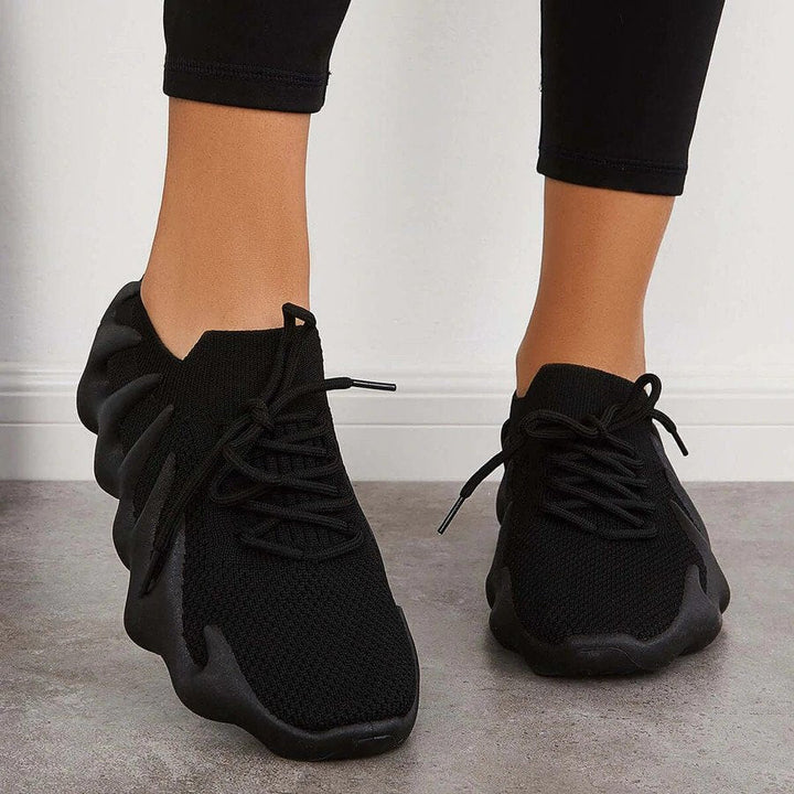 Scarpe da ginnastica da donna con materiale a rete, suola ammortizzata e sistema di allacciatura leggero: una combinazione di comfort e stile.