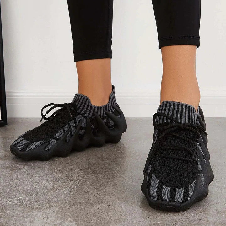 Scarpe da ginnastica da donna con materiale a rete, suola ammortizzata e sistema di allacciatura leggero: una combinazione di comfort e stile.