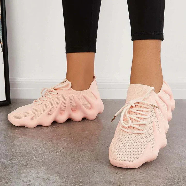 Scarpe da ginnastica da donna con materiale a rete, suola ammortizzata e sistema di allacciatura leggero: una combinazione di comfort e stile.