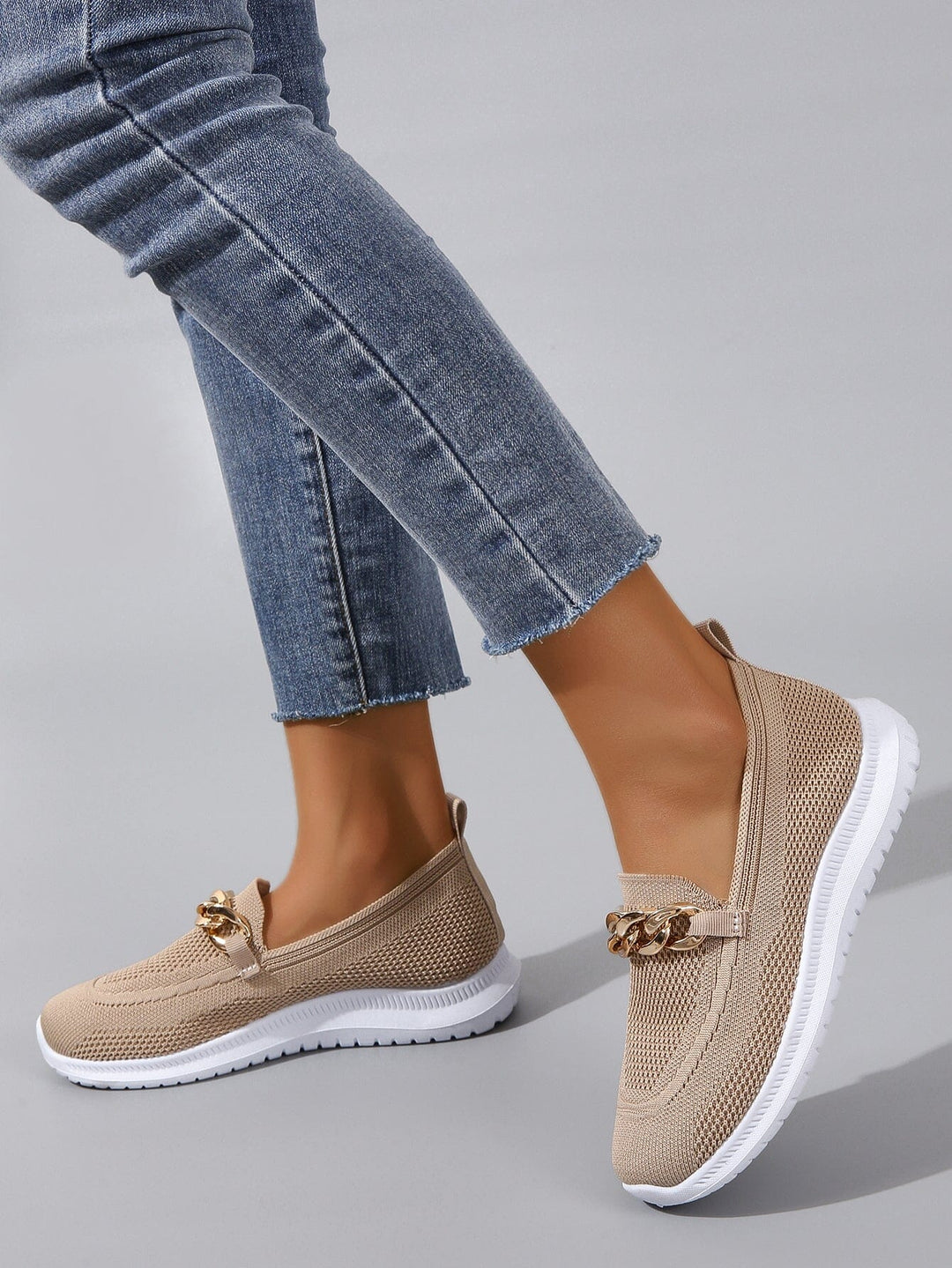 Sneakers da donna alla moda con tomaia traspirante e suola elegante per un comfort e una classe unici.